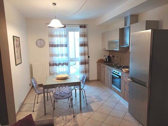 Appartamento trilocale in affitto in Via Umberto, Centro, Rodello