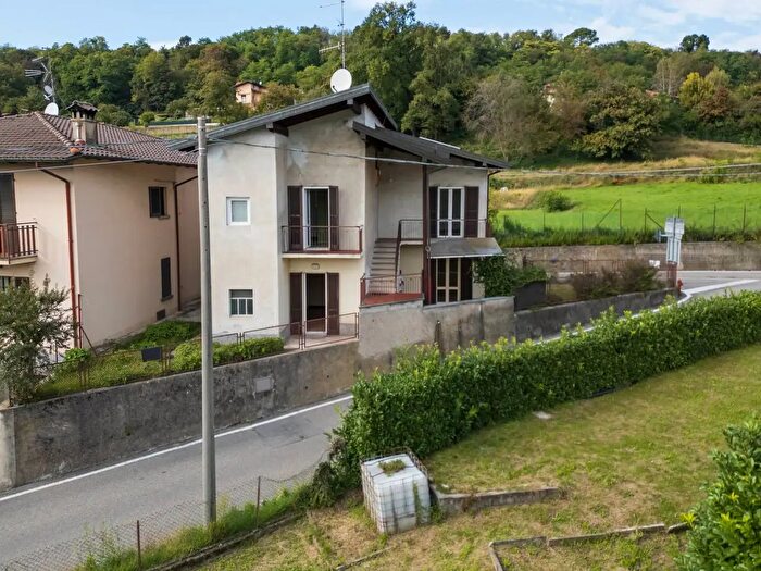 Casa quadrilocale in vendita in Via Brugnoni, Besozzo