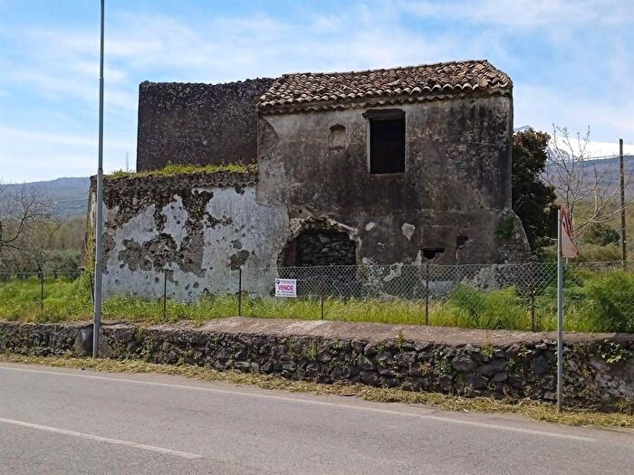Casa bilocale in vendita in Via Nazionale Ss, Linguaglossa