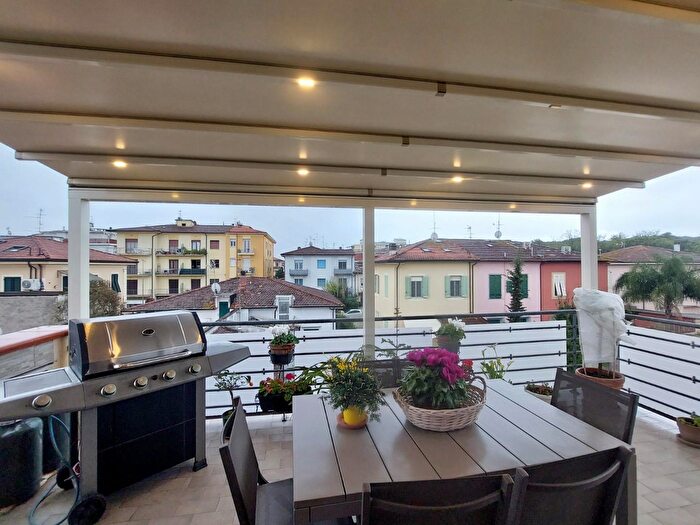 Appartamento con 10 locali in vendita in Ia Lauro De Bosis, Viareggio