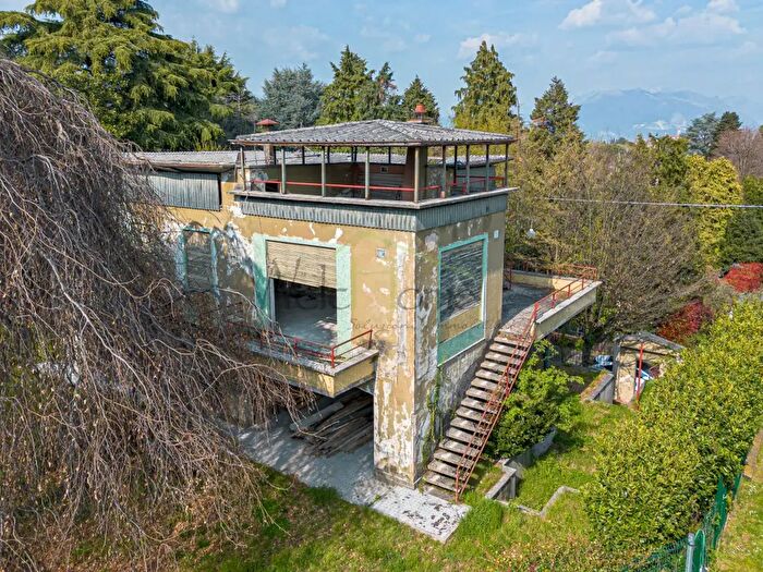 Casa quadrilocale in vendita in Via Fiume, Inverigo