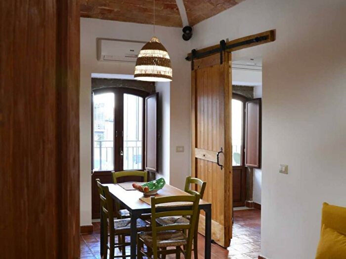 Appartamento trilocale in affitto in Via Borgo, Santo Stefano di Camastra