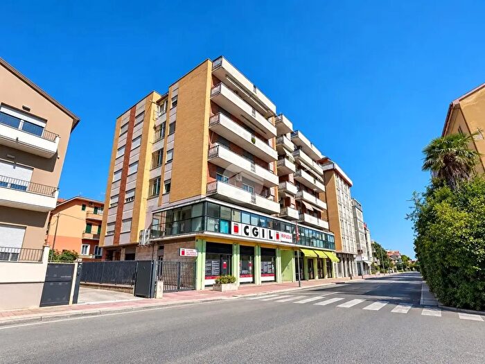 Appartamento trilocale in vendita in Viale Francesco Crispi, Teramo