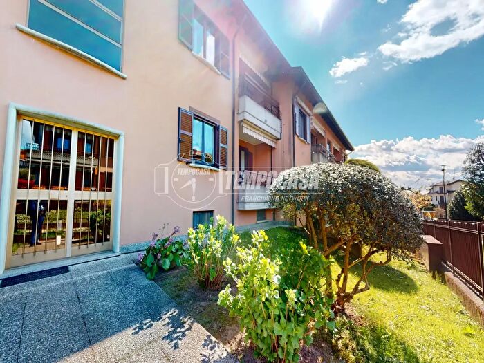 Appartamento trilocale in vendita in Via Giovanni Pascoli, Binago