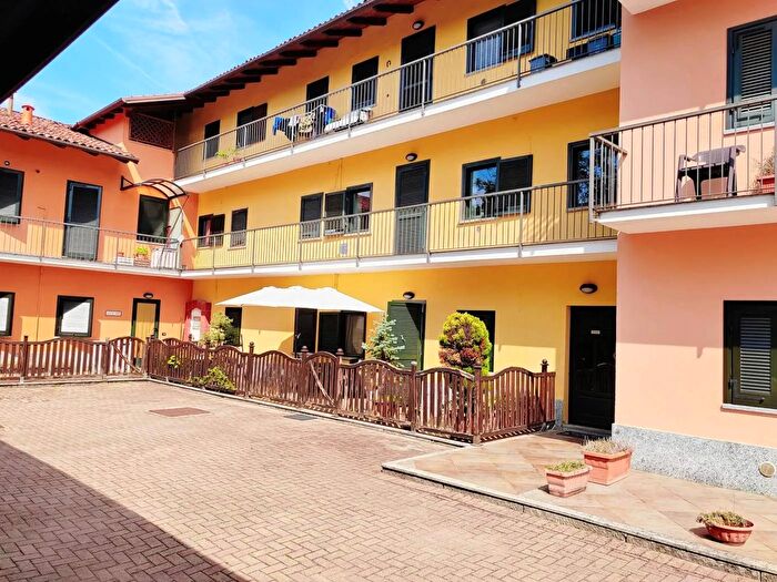 Appartamento trilocale in vendita in Via Roma a Roasio, Roasio