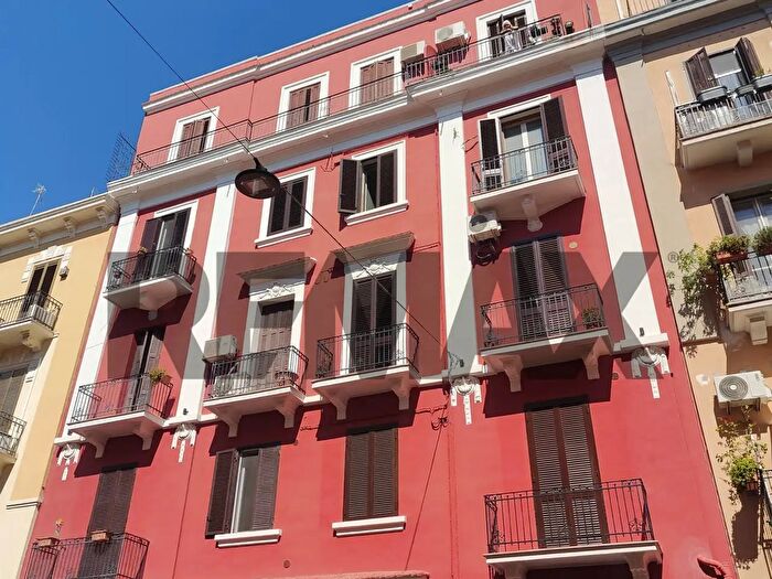Appartamento trilocale in vendita in Via Arcivescovo Vaccaro, Bari