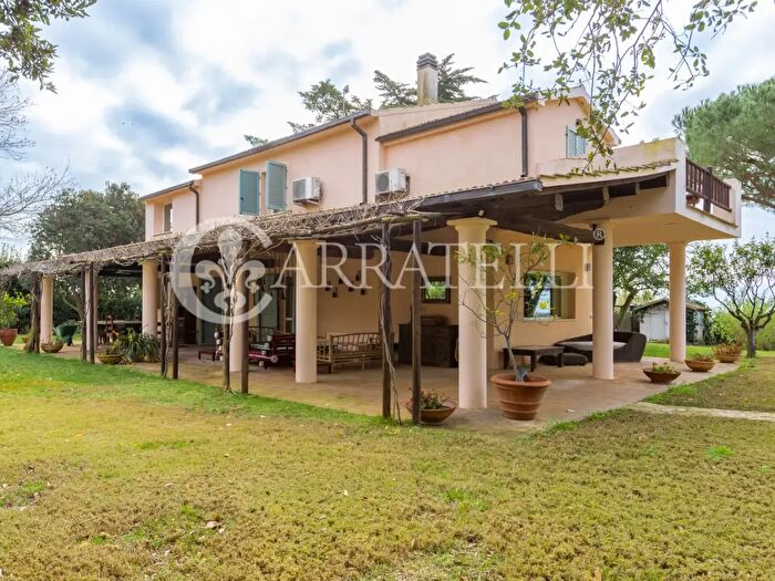 Casa con 15 locali in vendita in Via Ficona, Capalbio