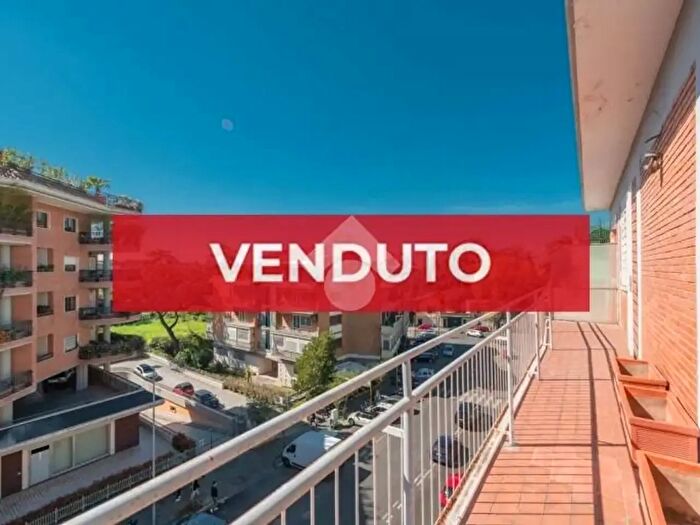 Appartamento trilocale in vendita in Via Igea, Roma