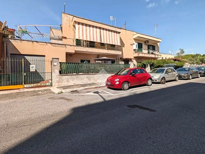 Appartamento trilocale in vendita in Via Orazio Pierozzi, Roma