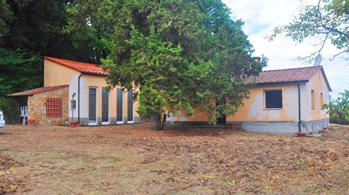 Casa con 6 locali in vendita in Montescudaio