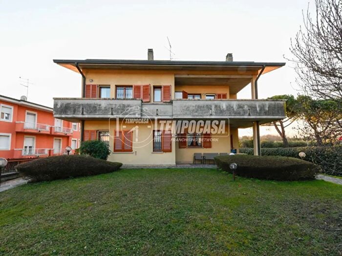 Casa con 11 locali in vendita in Desenzano Del Garda