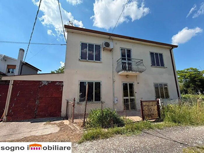 Casa quadrilocale in vendita in Via Orlando Scavazza, Giacciano Con Baruchella