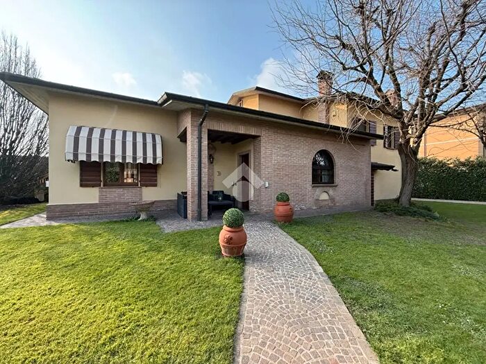 Casa quadrilocale in vendita in Via Leonardo da Vinci, Pandino