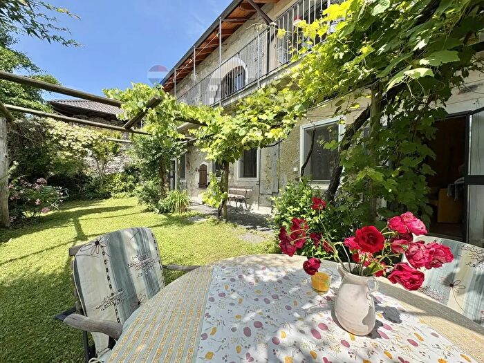 Casa con 6 locali in vendita in Via per Cesara Colma, Cesara
