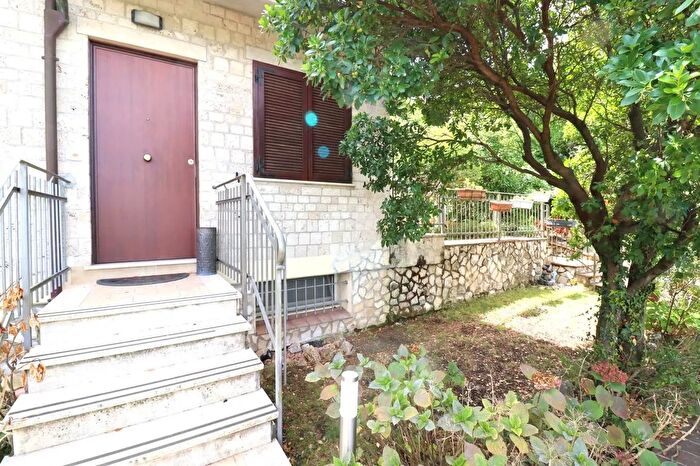 Casa con 6 locali in vendita in Via Palombara, Stroncone