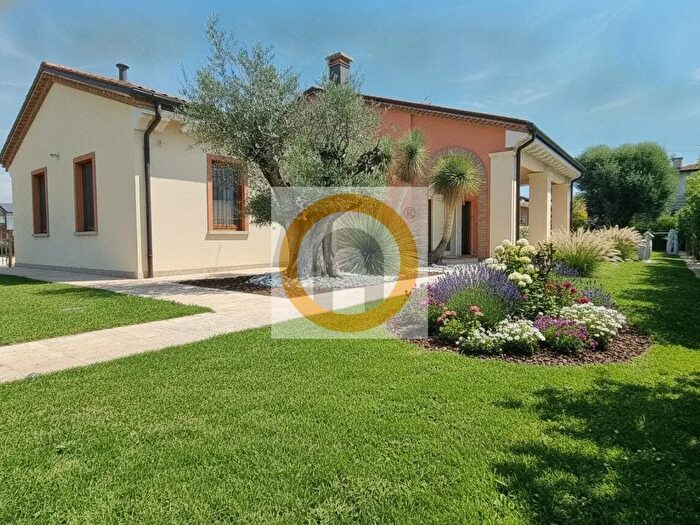 Casa con 5 locali in vendita in Bassano Del Grappa