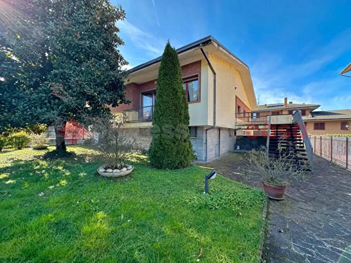 Casa con 5 locali in vendita in Via delle Robinie, Opera