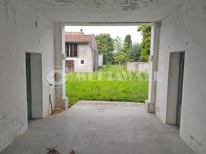 Casa con 9 locali in vendita in Roveredo In Piano