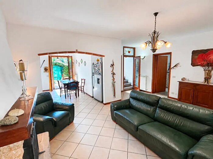 Casa con 6 locali in vendita in Terricciola