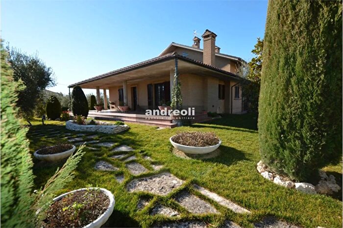 Casa con 5 locali in vendita in Belvedere Ostrense