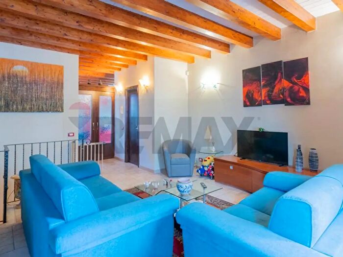 Casa con 8 locali in vendita in Via Mariano Smiriglio, Palermo