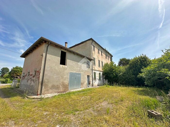 Casa con 10 locali in vendita in Via Ramo SantAmbrogio, Trebaseleghe