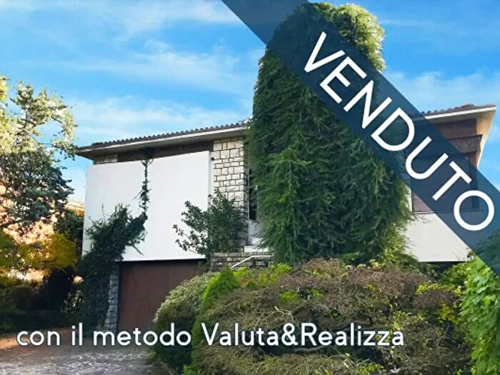 Casa con 6 locali in vendita in Via Roma, Terno DIsola