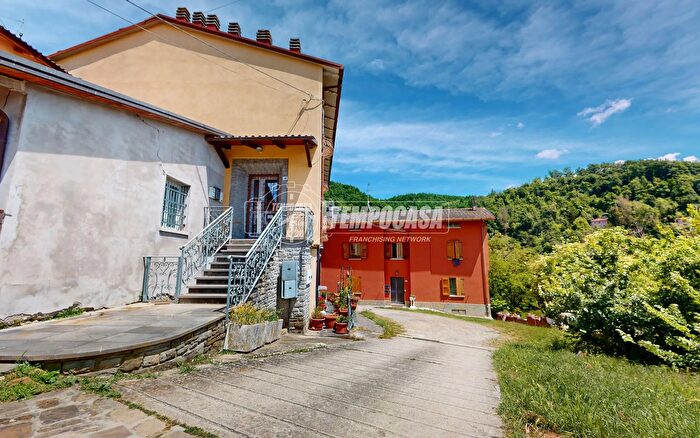Casa con 8 locali in vendita in Via Borgo Vecchio, San Benedetto Val Di Sambro