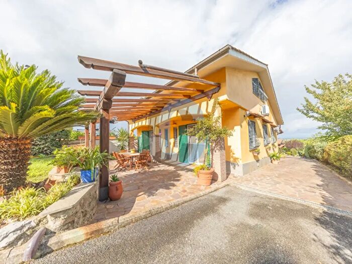 Casa con 6 locali in vendita in Marino