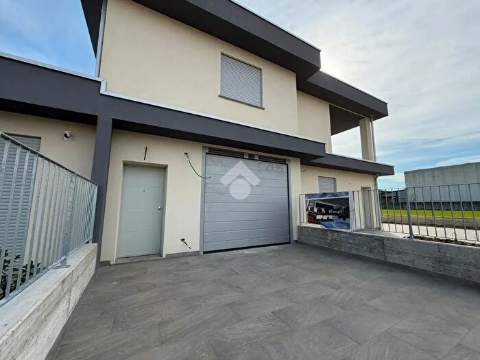 Appartamento trilocale in vendita in Via Pertini, Ciserano