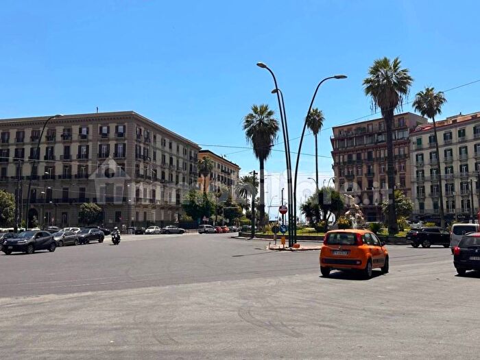 Appartamento trilocale in affitto in Piazza Sannazaro, Mergellina Piedigrotta, Napoli