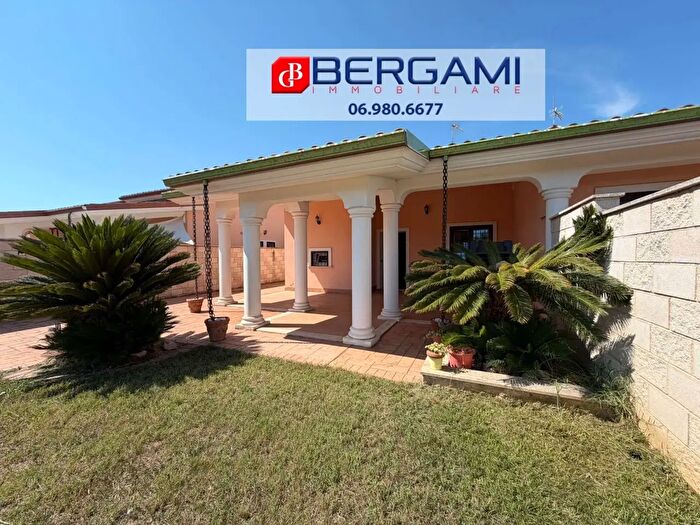 Casa quadrilocale in vendita in Via Zagarolo, Anzio