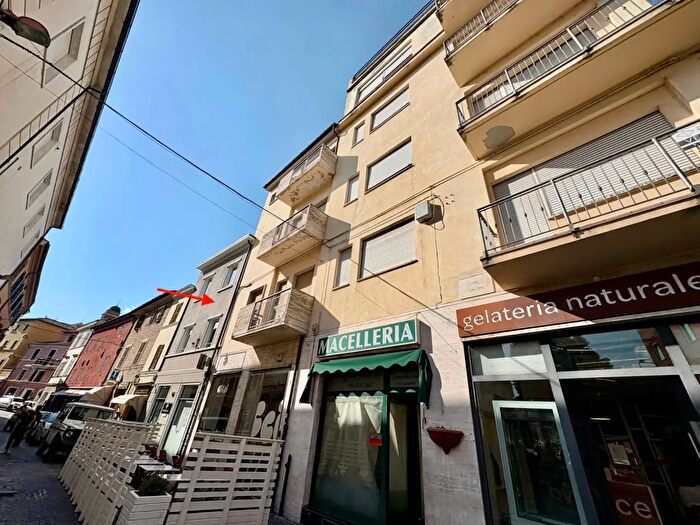 Appartamento con 8 locali in vendita in Via Ramelli, Fabriano