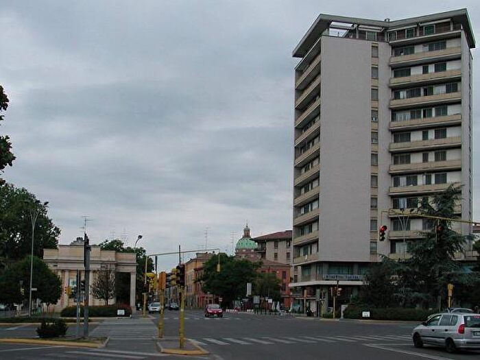 Appartamento quadrilocale in vendita in Viale Monte San Michele, Reggio Emilia