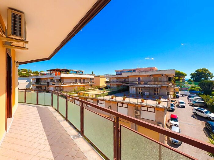 Appartamento trilocale in vendita in Via Raimondo Annecchino, Arco Felice, Pozzuoli