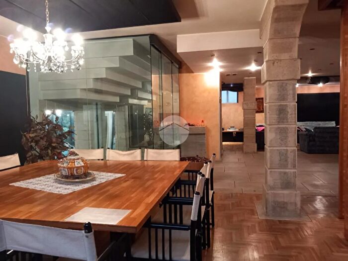 Casa con 8 locali in vendita in Via Gramsci, Adro