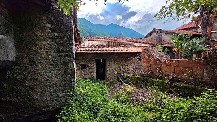 Casa con 8 locali in vendita in Via Santa Laura, Laglio