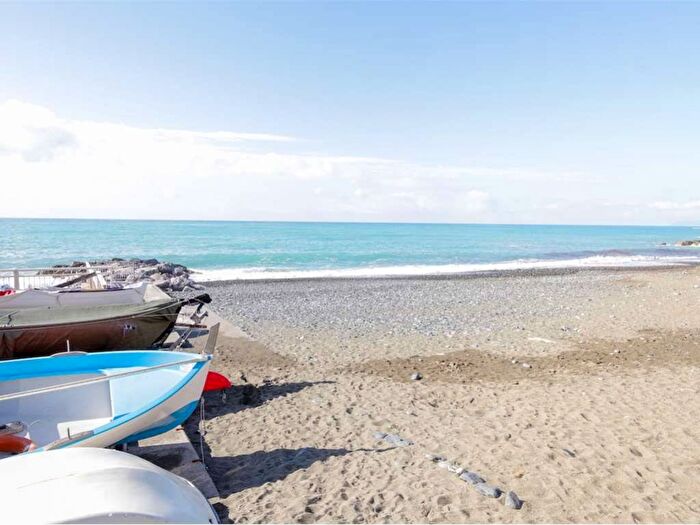 Appartamento trilocale in affitto in via delle canisse, Centro, Cogoleto