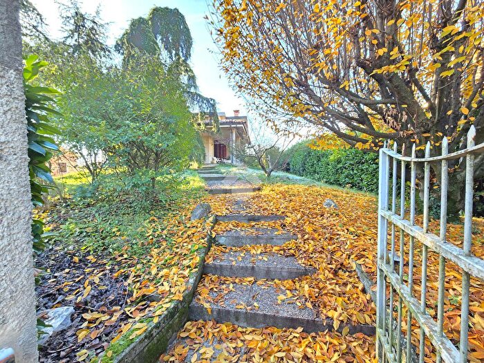 Casa con 6 locali in vendita in Str Case Rettori, Medesano