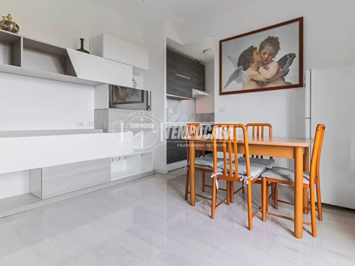 Appartamento trilocale in affitto in Via Fratelli Rosselli, Milano