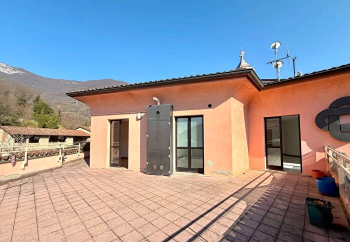 Appartamento trilocale in vendita in Via Roma aBorgo di Terzo, Borgo Di Terzo