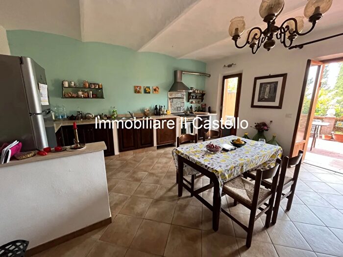 Casa quadrilocale in vendita in Pozzuolo, Castiglione Del Lago