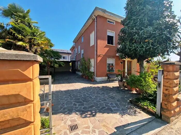Casa con 6 locali in vendita in San Possidonio