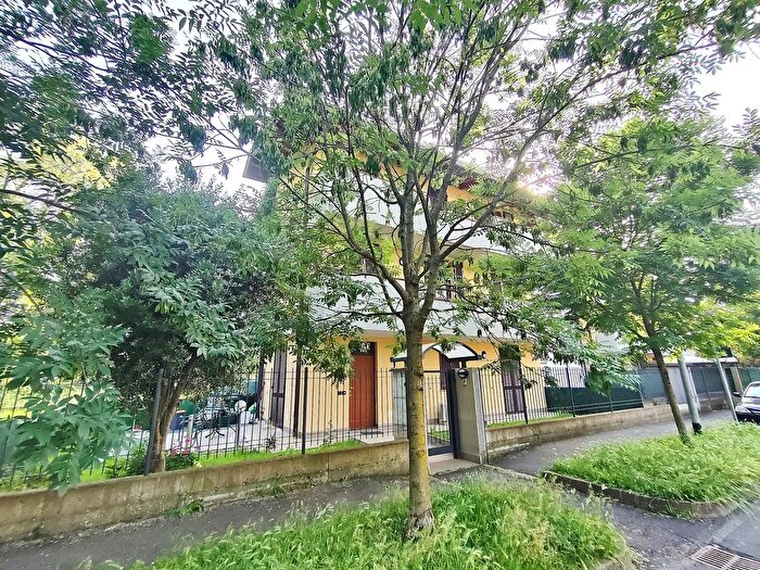 Appartamento trilocale in vendita in Via Unità dItalia, Caronno Pertusella