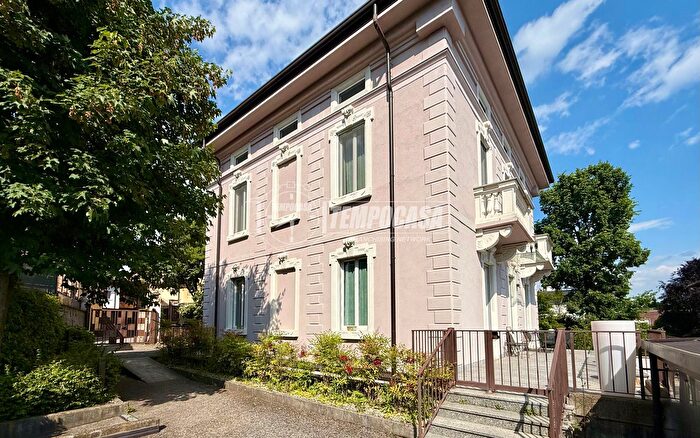 Appartamento con 5 locali in vendita in Vicolo Strecciolo, Merate