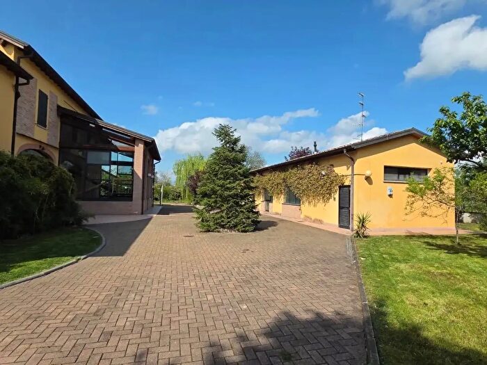 Casa con 14 locali in vendita in Parma