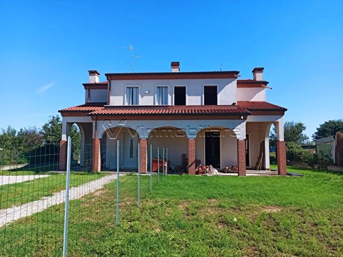 Casa con 6 locali in vendita in Via Spello SNC, Poiana Maggiore