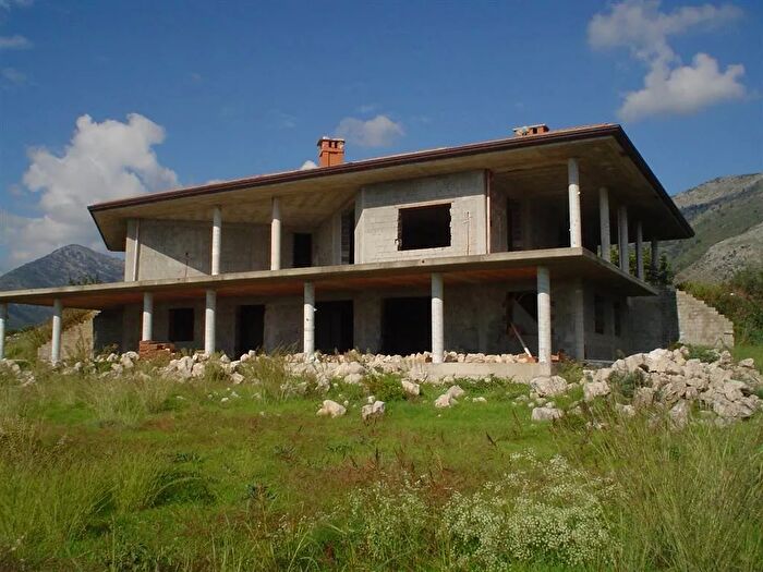 Casa con 10 locali in vendita in Fondi