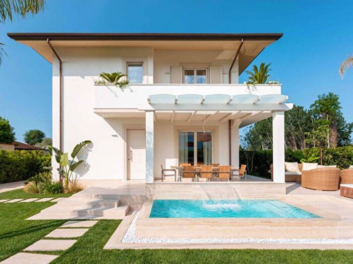 Casa con 6 locali in affitto in Via Alessandro Volta, Vittoria Apuana, Forte dei Marmi