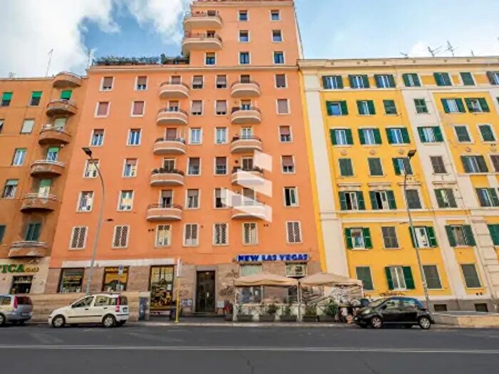 Appartamento trilocale in vendita in Via La Spezia, Roma